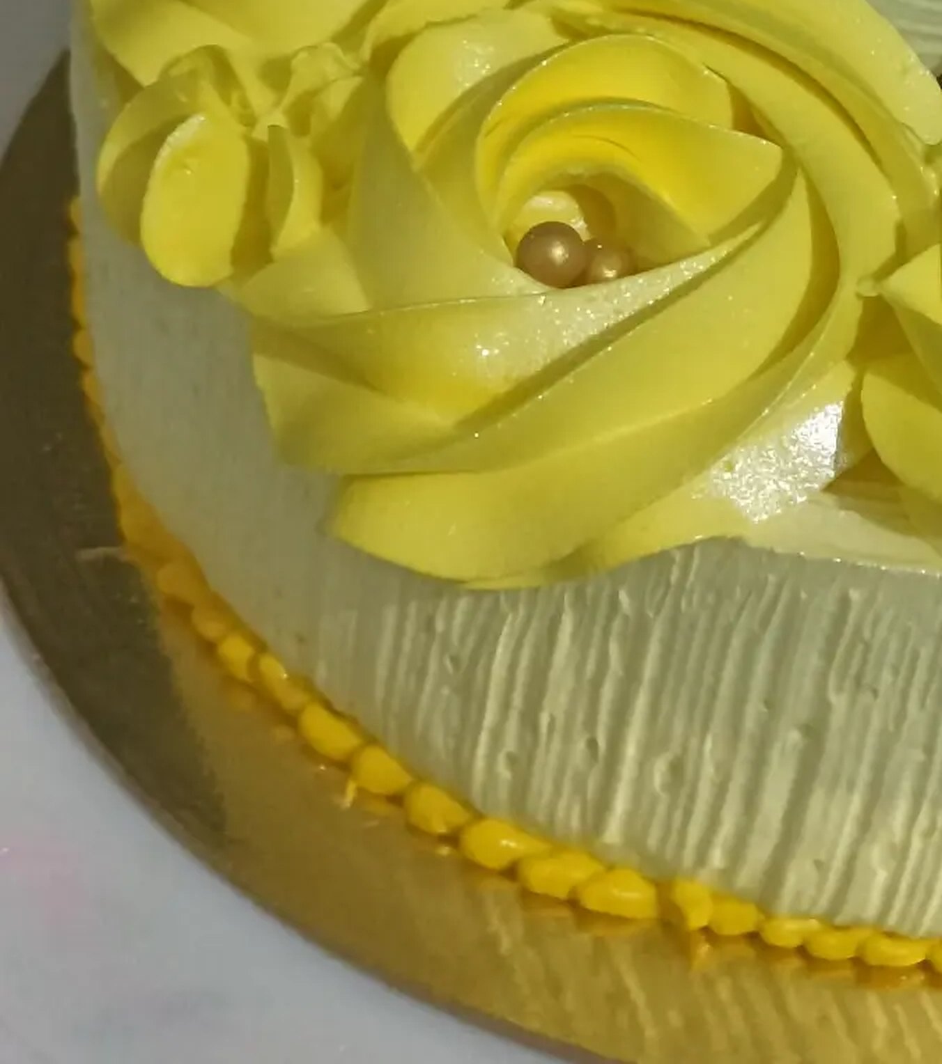 Pineapple cake with yellow cream roses